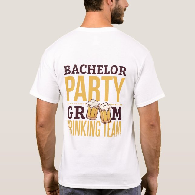 Bachelor Party Groom Drinking Team Funny Bröllop T Shirt (Baksida)
