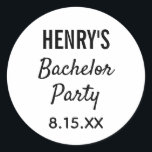 Bachelor Party Modern Typography Bröllop Runt Klistermärke<br><div class="desc">Ett modernt typografiskt klistermärke i roligten som du kan använda på en presentväska eller gynna från din reklamfest. Anpassa med namn och det datum du väljer. Bakgrunden färg på dekalen kan ändras så att den passar dig.</div>