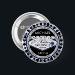 Bachelor Party Poker Chip - Mörk blått knapp<br><div class="desc">🥇 EN ORIGINAL COPYRIGHT ART DESIGN AV Donna Siegrist ENDAST TILLGÄNGLIG PÅ ZAZZLE! Knappstift för kasino stil Poker Chip. Bachelor Party-Inbjudningskort (lägg till din stad och stat). Med ett mörk blått, silver och svart redo för temadesign i Las Vegas kan du anpassa dig till din stad och ditt tillstånd. Gör...</div>