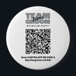 Bachelor Party QR-kod Köp Drink Team Groom 4 tum Knapp<br><div class="desc">Köp en drink till Groom! Knappdesign för anpassningsbar-kandidat QR-kodknapp för din kandidat innehåller "TEAM GROOM" i fet grått-typ. Anpassa namn i svart skript. Rubrik eller Bachelor-fest visas nedan i svart. Anpassa med din QR-kod som är kopplad till den valda APP. Anpassa anvisningar för QR-kod under kod. Alla färg i den...</div>