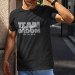 Bachelor Party Team Groom Anpassningsbar Groomsman T Shirt<br><div class="desc">Anpassad design för din kandidat har "TEAM GROOM" i fet grått av fetstil. Anpassa Groomsmans namn för att samordna skarpa vita skript. Rubrik eller anpassningsbar visas nedan. Utformningen placeras längst fram. Alla färg i den här utformningen är anpassade i Zazzle-designområdet i verktyg! Meddelande med frågor eller begäran från anpassningsbar färg....</div>