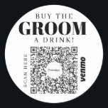 Bachelor Venmo QR-kod Köp en dryck av typen Groom  Runt Klistermärke<br><div class="desc">Se till att brudgummen inte behöver betala en enda dryck med det underbara Bachelor Party-klistermärket QR! Ge ett för hela besättningen! Lägg bara till en egen QR-kodavbildning för Venmo, PayPal eller Pengarar App. Alla vid party kan enkelt söka igenom denna QR-kod och överföra höger till ditt konto! Så här lägger...</div>
