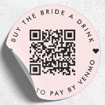 Bachelorette köper en dryck av Bride | Rosa av QR- Runt Klistermärke<br><div class="desc">En enkel anpassningsbar  rosa "Buy the Bride a Drink" Bachelorette Party QR-kod runda dekal i ett modernt minimalistiskt stil med en söt hjärtdetalj. Mallen kan enkelt uppdateras med din QR-kod och anpassningsbar,  t.ex. Sök igenom QR för att betala av Venmo. #bachelorette #buythebrideadrink #QRcode #dekal</div>