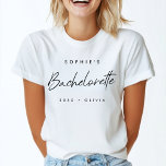 Bachelorette | Minimalistiskt skript Modern Brides T Shirt<br><div class="desc">Det här Bachelorette Party anpassad design har en handskriven skripttypografi. Du kan lätt anpassa namn,  år,  namn eller ditt eget anpassningsbar till briderna i din egen värld! Den perfekt elegantens tillbehör till ett bachelorette-parti eller Bachelorette helg!</div>