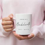 Bachelorette | Minimalistiskt skript Modern Brides Två-Tonad Mugg<br><div class="desc">Det här Bachelorette Party anpassad design har en handskriven skripttypografi. Du kan lätt anpassa namn,  år,  namn eller ditt eget anpassningsbar till briderna i din egen värld! Den perfekt elegantens tillbehör till ett bachelorette-parti eller Bachelorette helg!</div>