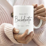 Bachelorette | Modern Minimalistisk handskrift Kaffemugg<br><div class="desc">Det här Bachelorette Party anpassad design har en handskriven skripttypografi. Du kan enkelt anpassa namn,  datum,  namn eller anpassningsbarnas budskap till bruden till sig! Den perfekt elegantens tillbehör till ett bachelorette-parti eller Bachelorette helg!</div>