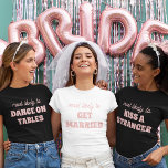 Bachelorette-partiet som troligast blir gift t shirt<br><div class="desc">Med den här charmen och anpassadets t-shirt-design får du en aning spelande förväntan på reklamfestligheterna! Med den perfekt passande frasen "Mest troligt att HÄMTA MARRIED" i delikat rosa med skarp vit bakgrund, är denna design både söt och lätt. Det är ett idealiskt val för den blivande bruden eller som roligt,...</div>