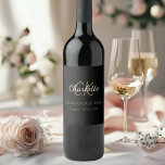 Bachelorette Party Black guld monogram Vinflaska Etikett<br><div class="desc">För en elegant Bachelorette Party. En klassisk svart bakgrund. Anpassa och lägg till namn och monogram initialer och datum. Namn är skrivet i ett gyllene färg med ett modernt handskript i stil. Vitt och guldfärgat brev.</div>