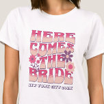Bachelorette Party här kommer hit, Bride Groovy T Shirt<br><div class="desc">Gör en stänk på din kommande bachelorettfest med den här fantastiska personligen T-shirts. Vare sig du firar en bach resa, en flicksemester eller en helgdag av bästa vänner, är den här anpassningsbar stranden på t-shirts som är perfekten som tillägg till din oförglömliga flykting. Lägg till en personlig beröring till din...</div>