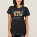 Bachelorette Party Retro Dancing Queens Anpassning T Shirt<br><div class="desc">Dansa natten bort med din bachelorette-fest Retro Dancing Queens Anpassningsbar T-Shirt. Perfekt för din brud att vara och alla hennes krigare i helg, den här snyggten är säker på att du skapar varaktiga minnen och gör helg extra speciella. Vare sig du rockar den på dansen golv eller ställer till bilder...</div>