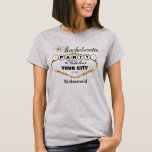 Bachelorette Party Vegas Stil - Guld T Shirt<br><div class="desc">Shirt. Bachelorette Party Vegas stil i ett faux metallic guld och svart. 😀 Vid behov kan du ta bort texten och börja lägga till spelar ingen roll text och typsnitt på nytt. 📌 Om du behöver anpassa ytterligare klickar du på knappen "Klicka för att anpassa ytterligare" eller "Anpassa eller redigera...</div>