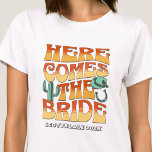 Bachelorette Party Western Cowboy Desert Groovy T Shirt<br><div class="desc">Gå in i Äventyr med denna Desert Theme Bachelorette Party Anpassningsbar T-Shirts! Bär öknens allure när du ger dig in på en sorts bachelorette-fest. Den här exklusiven av t-shirts med anpassningsbar fångar upp själva kärnan i ökentemat, och infekterar det med stil och sofistikerar för att skapa varaktiga minnen från ert...</div>