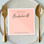 Bachelorette Peach Rosa | Minimalistisk modern pas Pappersservett<br><div class="desc">Den här anpassningsbarna av snyggt Bachelorette har en handskriven skripttypografi och rosa med dubbel diagonal . Du kan enkelt anpassa namn,  datum och hashtag för den blivande bruden eller lägga till anpassningsbarna! Perfektens moderna minimalistiska tillbehör till ett bachelorette-parti eller helg!</div>