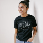 Bachelorette-rosan anpassar sig för stora dagar t shirt<br><div class="desc">Den här roligten samordnar t-shirt med Lea Delaveris Design's Big Day Getaway. Den här Designade samordnar t-shirt med roligt, men enkel vit personlig för en mörk-skjorta och kan arbeta för alla mottagare som kommer på baksidan. Underbar för välkomstpåsar eller för att erbjuda gäster när de är på väg ut. Perfekt...</div>