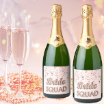 Bachelotette ro rosa-stjärnor<br><div class="desc">En etikett för en möhippa- eller bachelorettfest. En ljusare ro guld,  rosa bakgrund med elegant faux guld mousserande stjärnor. Med texten: Bridfyrkantig skriven med ett stil-stift,  ro guld färgad.</div>
