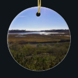 Back Bay, Newport Beach, Kalifornien Julgransprydnad Keramik<br><div class="desc">Visa medan du går på en spåret i Back Bay i Newport Beach, Kalifornien. Det är känt vid "Back Bay" för lokalbefolkningen, men kallas formellt för naturreservatet Upper Newport Bay och den ekologiska reserven. Den har över 1 000 hektar våtmarker och hyser över 200 utrotningshotade arter och 35 000 flyttfåglar....</div>