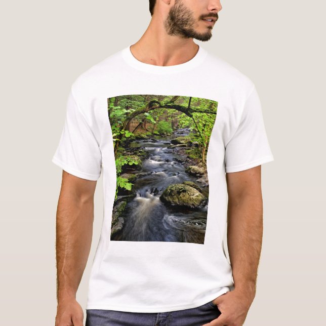 Bäck flyter genom skog tee shirt (Framsida)