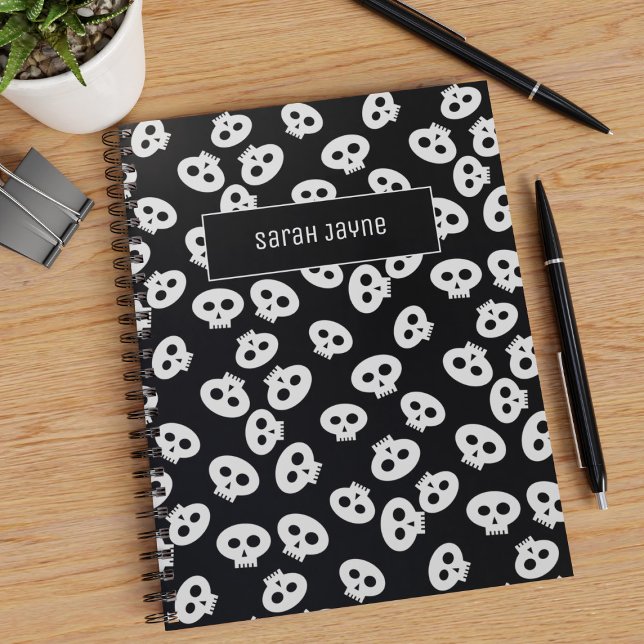 Back to school Black and White Skull Mönster Goth Anteckningsbok (💀 Just add your name to this cute skull pattern notebook 💀)