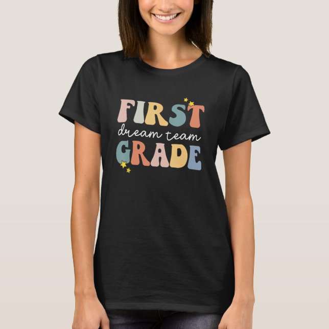 Back to School First Grade Dream Team Groovy Teach T Shirt (Framsida)
