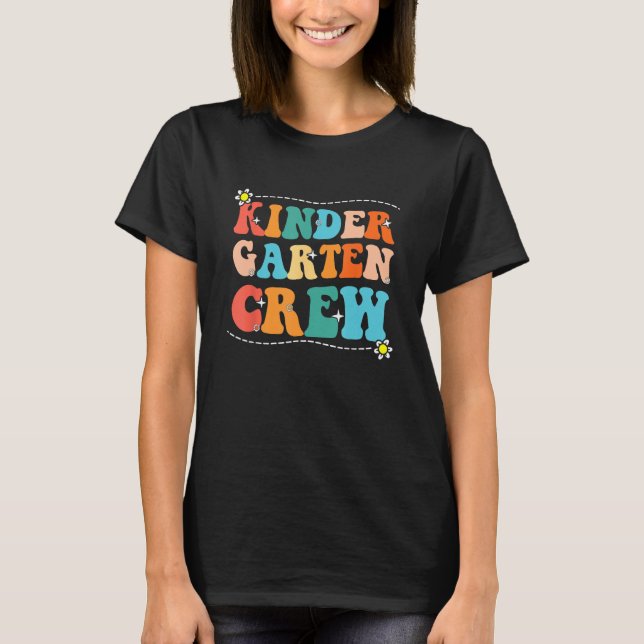 Back To School Kindergarten Crew Groovy Retro Teac T Shirt (Framsida)
