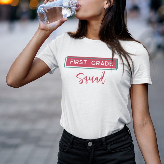 Back to school på första Klass-kvadratskriptet T Shirt (First Grade Squad Girls White T-Shirt)