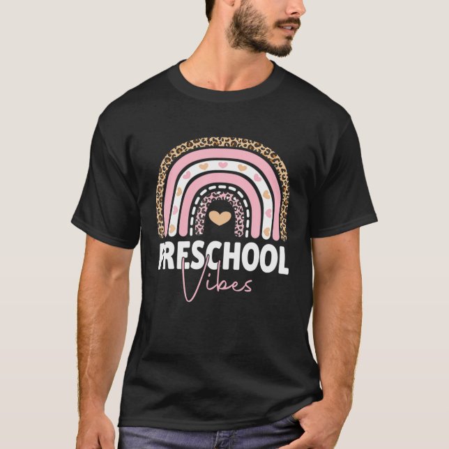Back to school Preschool Vibes Rainbow Leopard Tea T Shirt (Framsida)