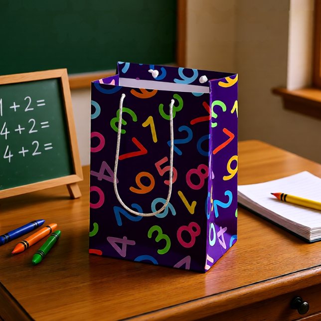 Back to school siffror i lilans bakgrund (Colorful Numbers on Deep Purple – Fun Math Teacher Medium Gift Bag)