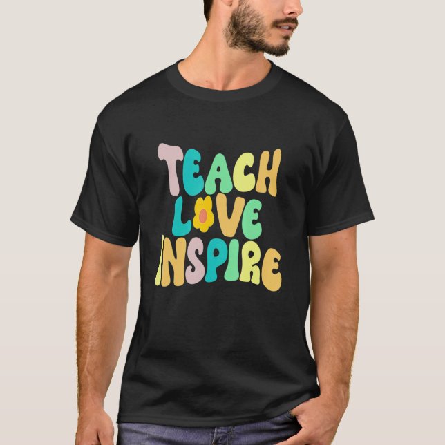 Back to school Teach Kärlek Inspire Retro Teacher  T Shirt (Framsida)