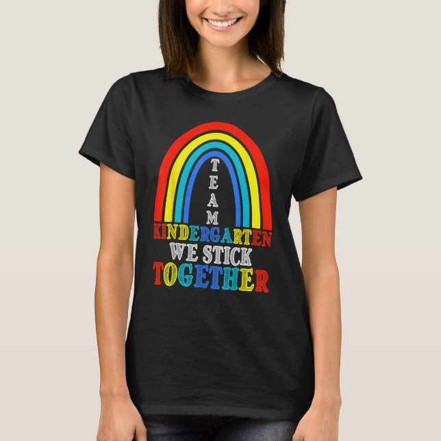 Back To School Team Kindergarten We Stick Together T Shirt (Framsida)