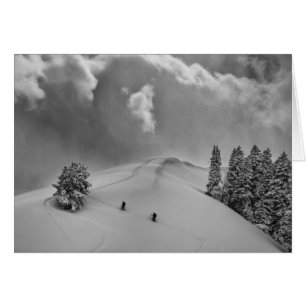 Backcountry skidåkare i färsk pudersnö hälsningskort