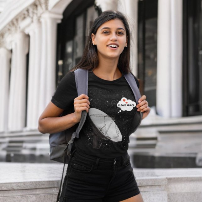 BackDrop Stars Radiotelescope Phrase I KÄRLEK SPAC T Shirt (radio telescope i love space t-shirt mockup featuring a smiling college girl)