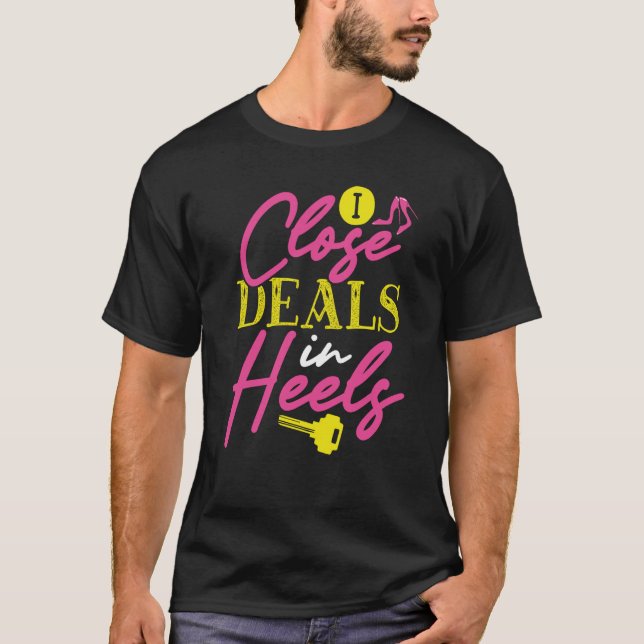 Backprint I Close Deals in Heels Realtor T Shirt (Framsida)