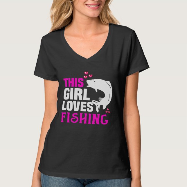 Backprint This girl loves fishing and anglers T Shirt (Framsida)