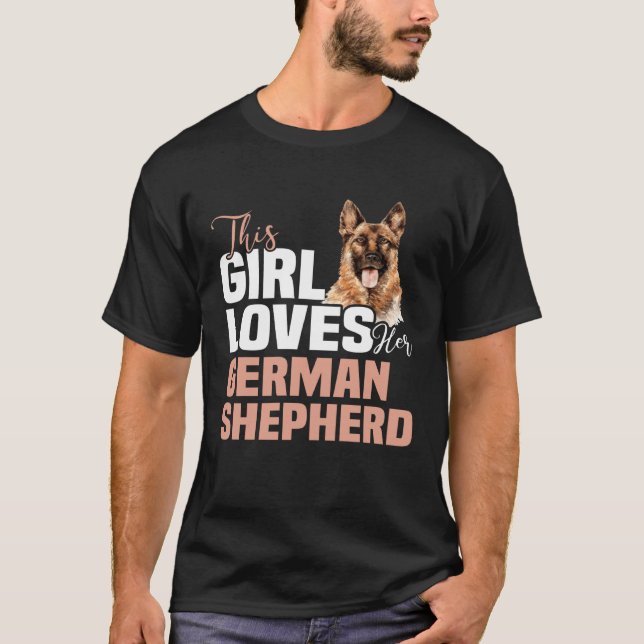 Backprint This girl loves german shepherd Deutsche T Shirt (Framsida)