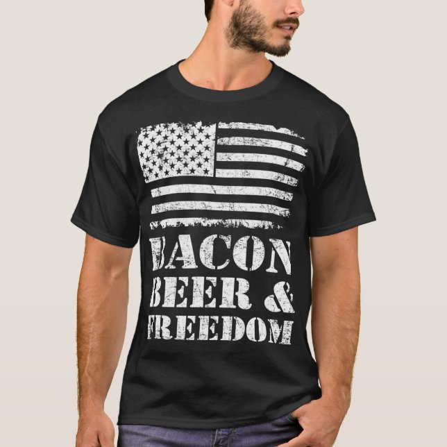 Bacon Beer & Freedom  BBQ Grilling USA Flag Funny  T Shirt (Framsida)