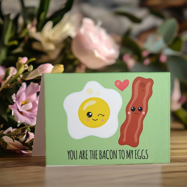 Bacon och Ägg Kawaii Roliga Alla Hjärtans Dagar Helgkort (Crack up your Valentine and "poach" their heart with this hilariously honest and "egg-cellent" card.)