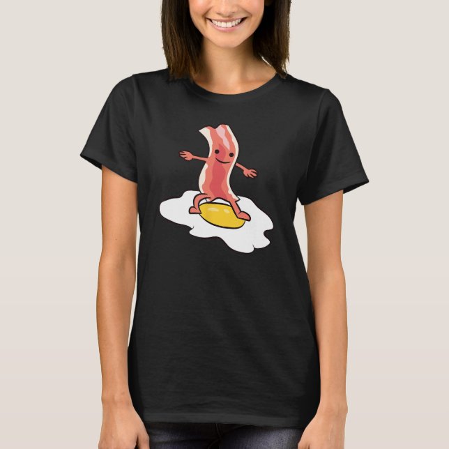 Bacon Surfing on Fried Egg Breakfast Egg and Bacon T Shirt (Framsida)