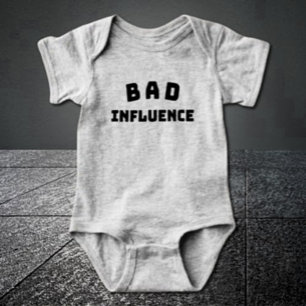 BAD Influence Baby Bodysuit – Djärv typografi T Shirt