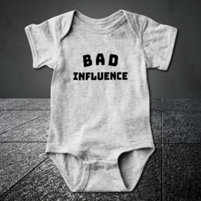BAD Influence Baby Bodysuit – Djärv typografi T Shirt (Skapare uppladdad)