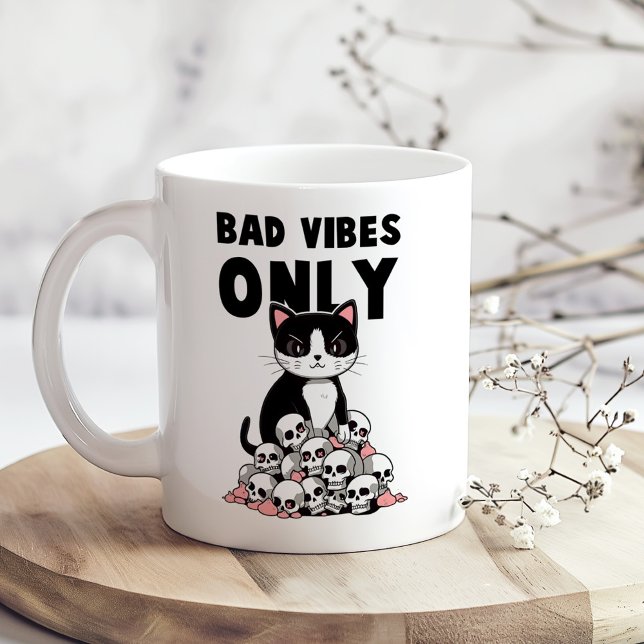 "Bad Vibes Only" Lustigt Arg Cat Kaffemugg ("Bad Vibes Only" Funny Angry Cat Coffee Mug on a boho kitchen table with tiny white flowers)