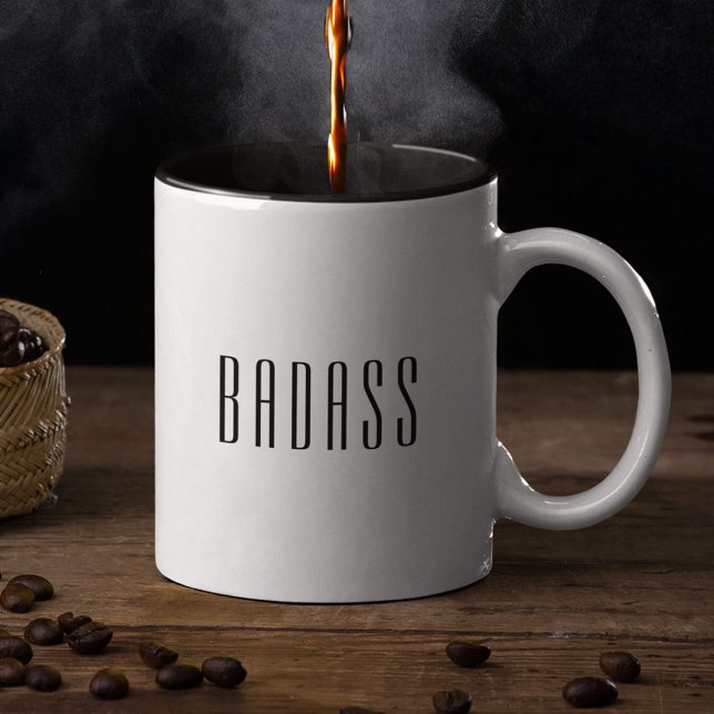 BADASS Snyggt Modern Typografi Trendig Roligt offe Två-Tonad Mugg (This stylish and edgy mug is perfect for anyone who is feeling like a badass today.)