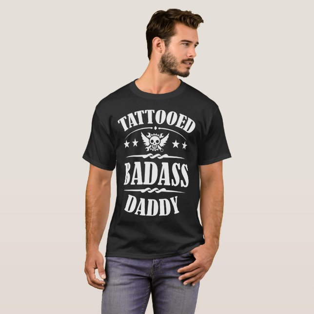 BADASSDADDY,TATTOD,BADASS,DADDY,BIKE,BI T SHIRT (Hel framsida)