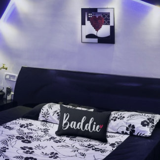 Baddie Bedroom Decor with Balck with Heart Pillow Lumbarkudde