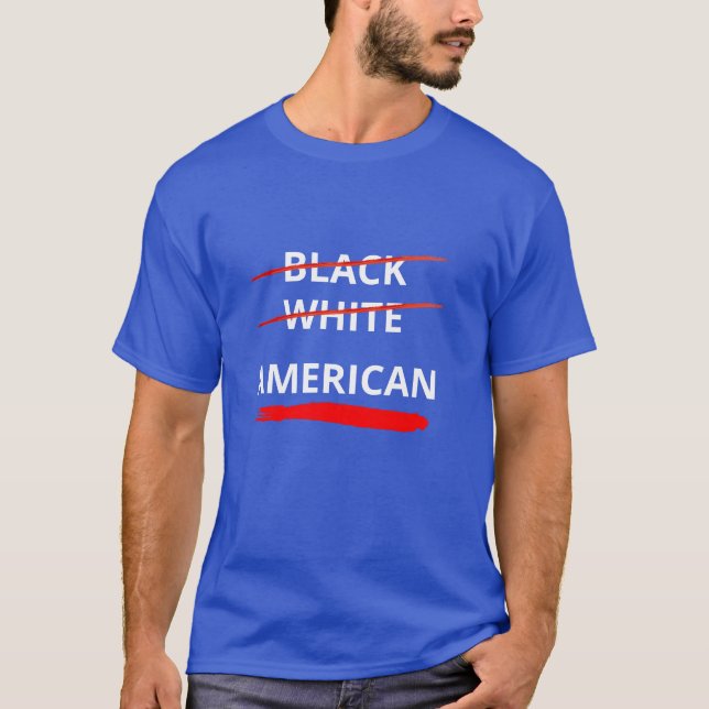 BÅDE SVART OCH VITT ÄR AMERIKANER T SHIRT (Framsida)