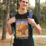Badlands nationalpark South Dakota Distress T Shirt<br><div class="desc">Badlands vektorteckningsdesign. Parkens dramatiska landskap spänner över sten-formationer,  branta kanjoner och handledsspirer. Bison,  bighorn får och prairie hundar lever i sina besprutningsgräsmarker.</div>