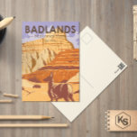 Badlands nationalpark South Dakota Vintage Vykort<br><div class="desc">Badlands vektorteckningsdesign. Parkens dramatiska landskap spänner över sten-formationer,  branta kanjoner och handledsspirer. Bison,  bighorn får och prairie hundar lever i sina besprutningsgräsmarker.</div>
