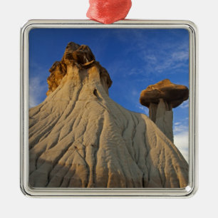 Badlandsformationer vid Makoshika State Park i Julgransprydnad Metall