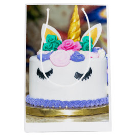 Bag av födelsedagstårta