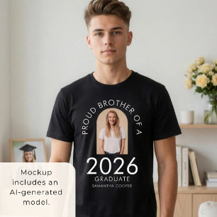 Båge Foto Stolt Bror till 2026 Examinand T Shirt
