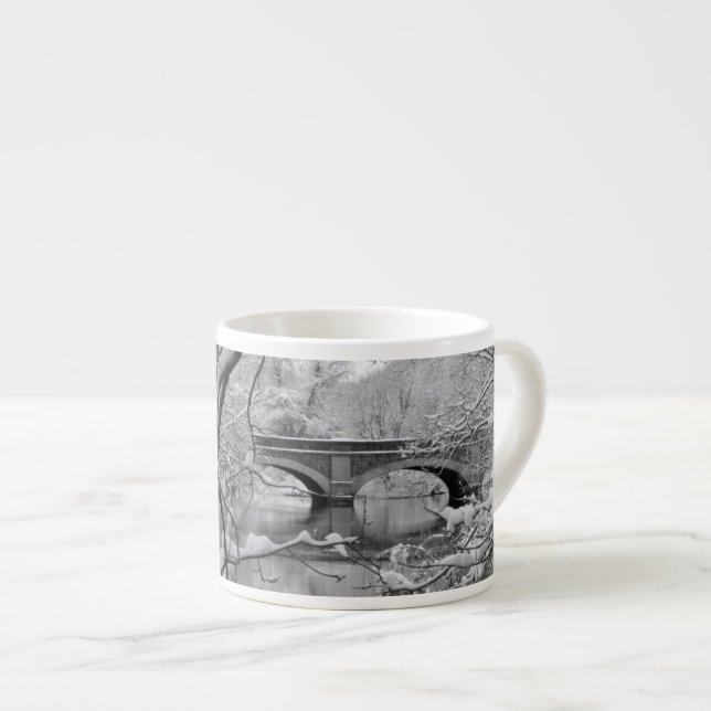 Bågen överbryggar över den djupfryst floden i espressomugg (Framsida höger)